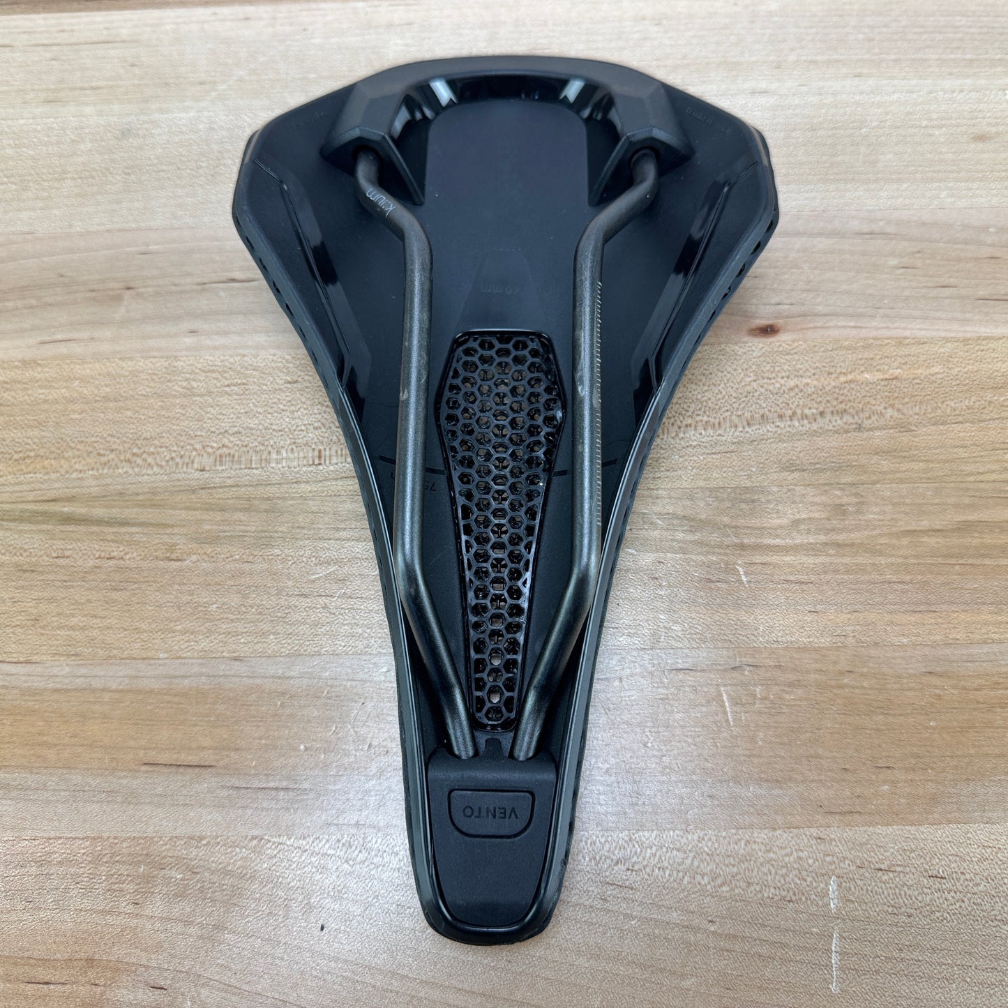 Ridden Once! Fizik Vento Argo R3 Adaptive 3D 7x7mm Kium Rails 140mm Bike Saddle