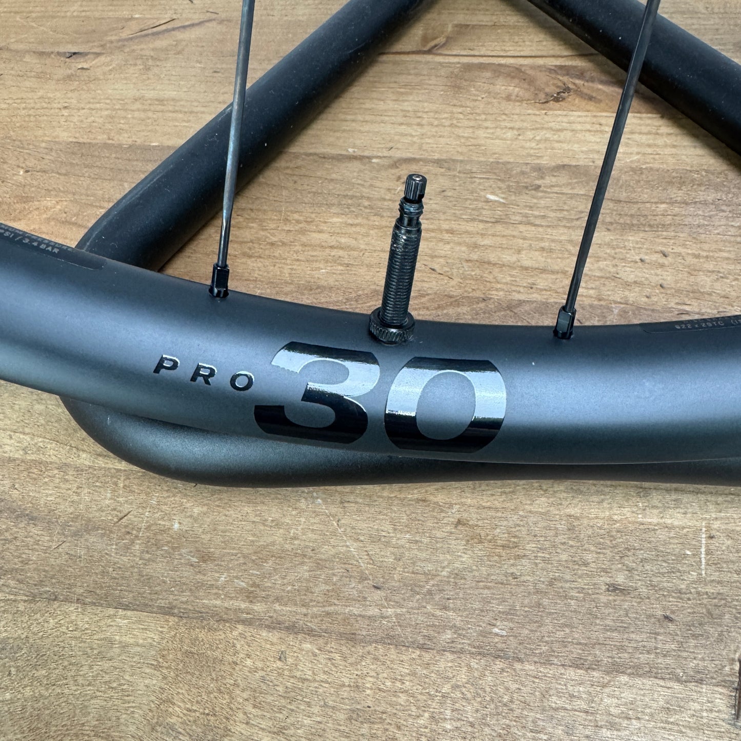 Low Mile! Bontrager Paradigm Pro 30 Carbon Tubeless Gravel Wheelset 700c 1411g