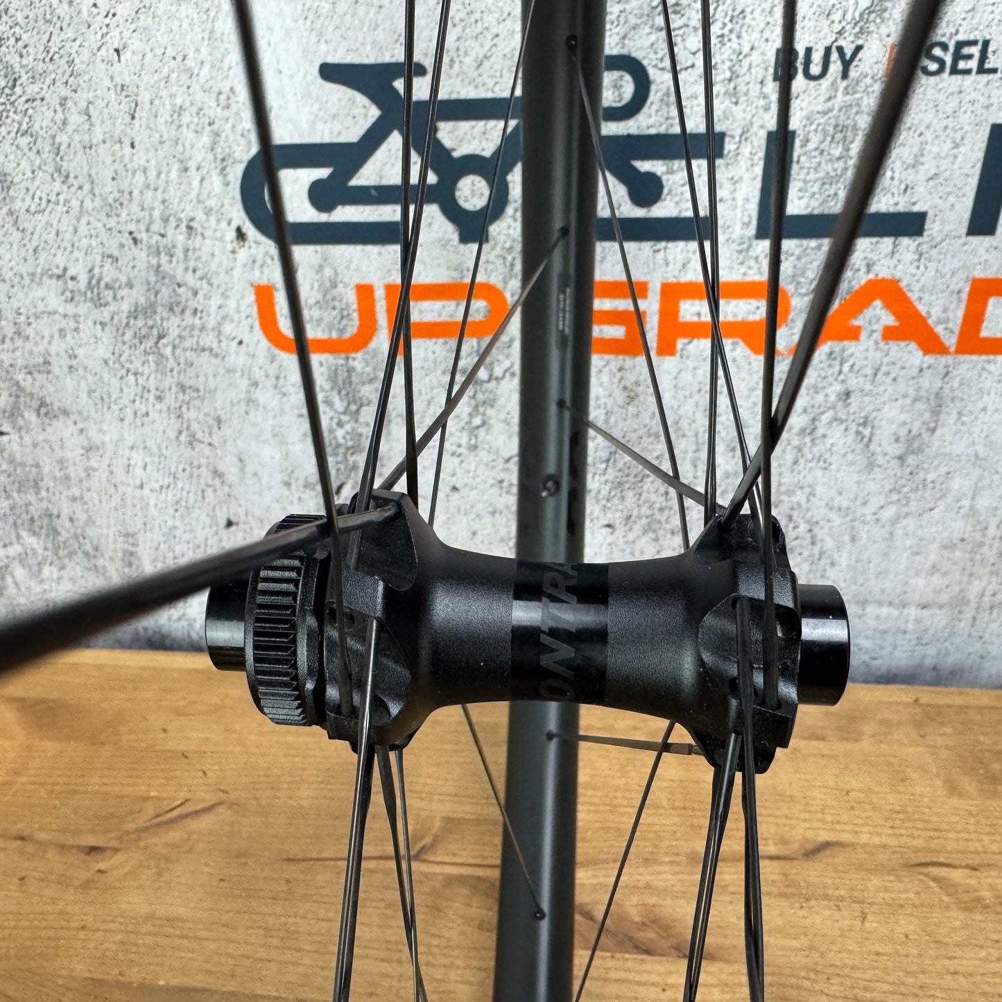 Low Mile! Bontrager Paradigm Pro 30 Carbon Tubeless Gravel Wheelset 700c 1411g