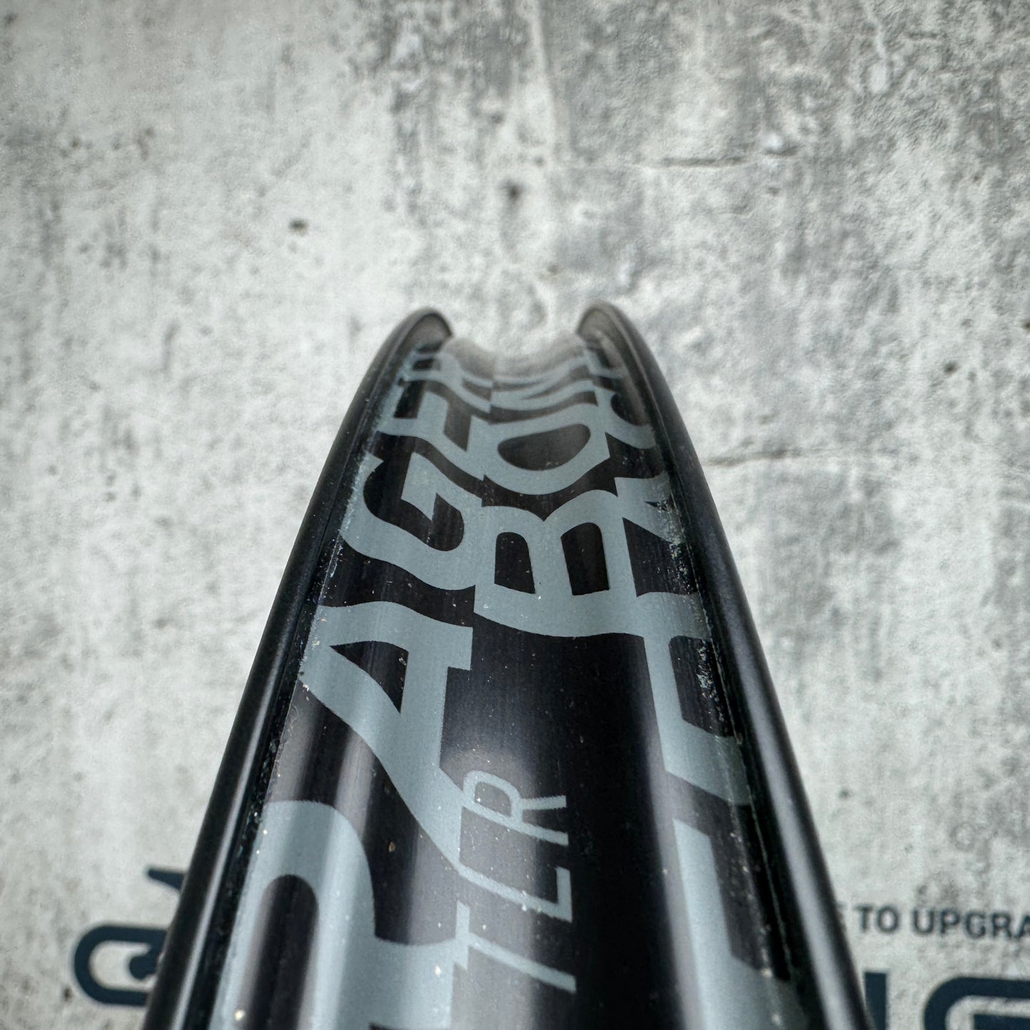 Low Mile! Bontrager Paradigm Pro 30 Carbon Tubeless Gravel Wheelset 700c 1411g