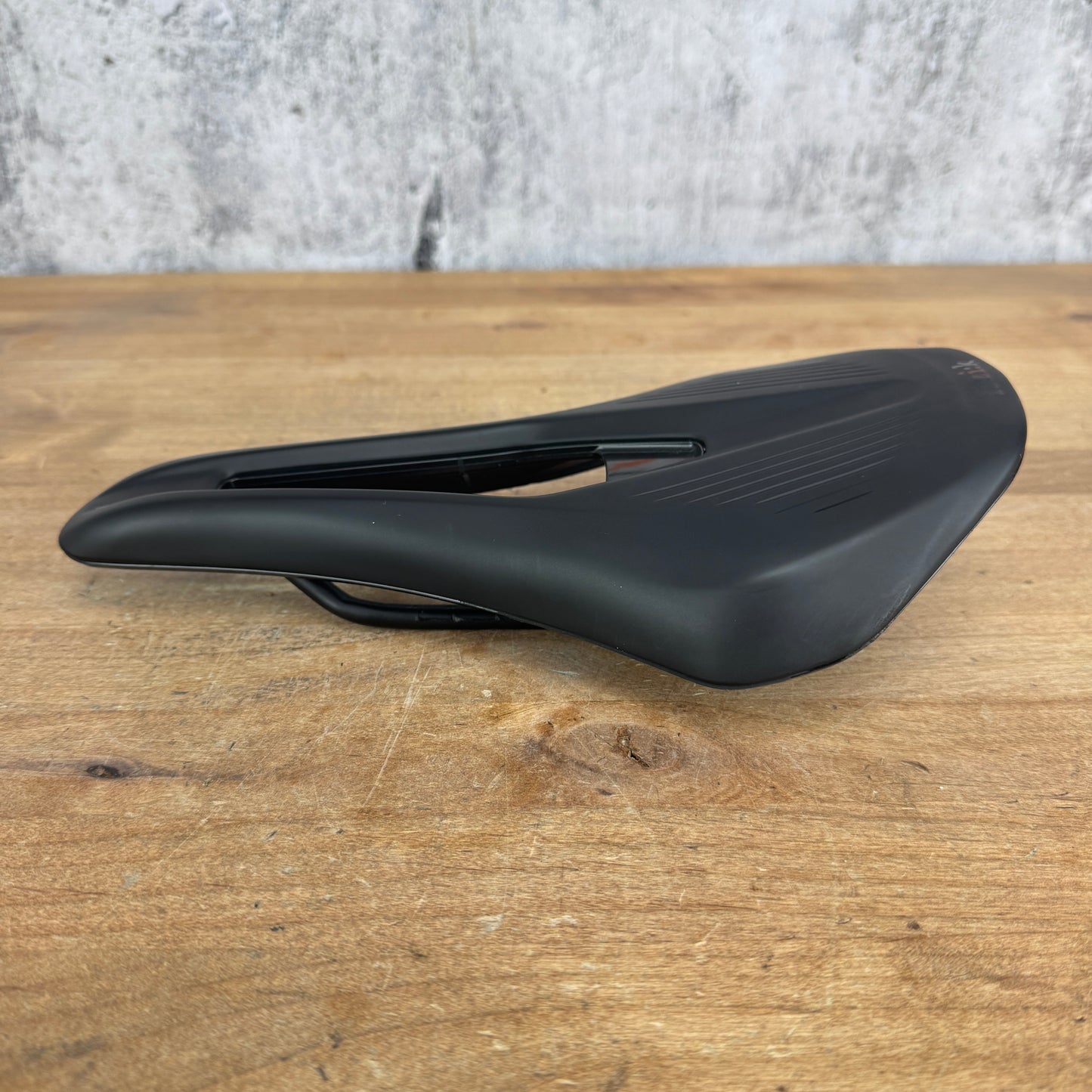 Low Mile! Fizik Argo Vento 140mm 7x7mm Kium Rails Bike Saddle 236g