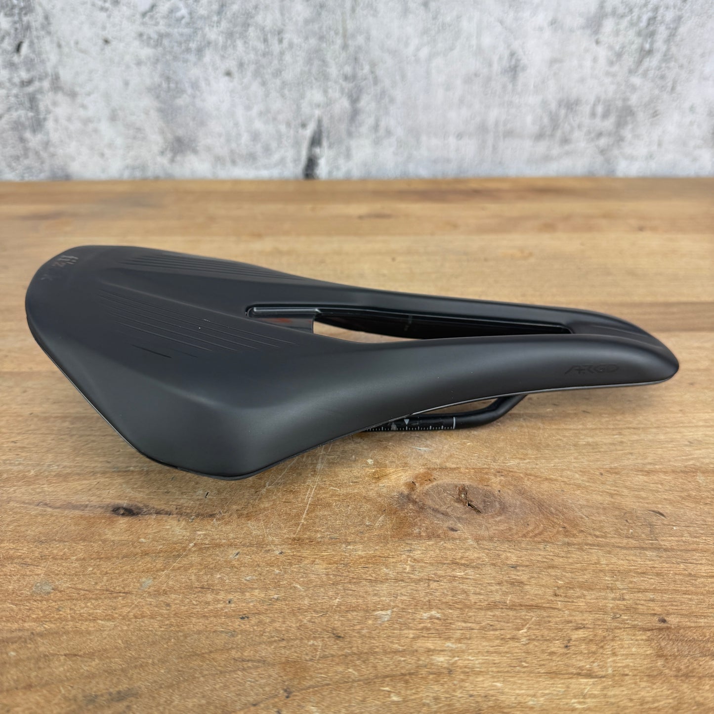 Low Mile! Fizik Argo Vento 140mm 7x7mm Kium Rails Bike Saddle 236g