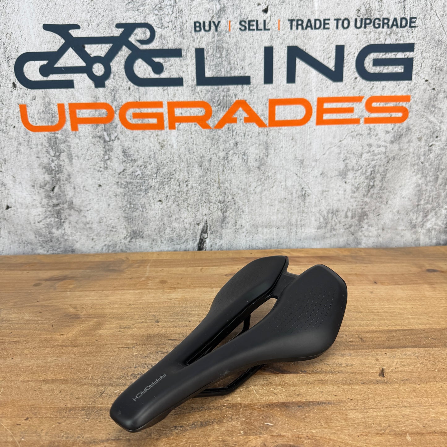 Giant Approach 145mm 7x7mm Alloy Rails Black Bike Saddle w/Particle Flow 309g