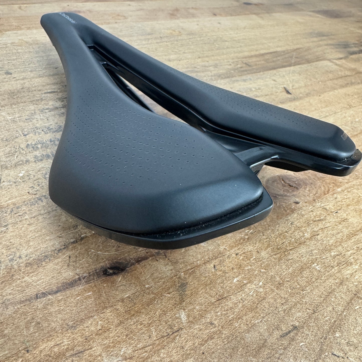 Giant Approach 145mm 7x7mm Alloy Rails Black Bike Saddle w/Particle Flow 309g