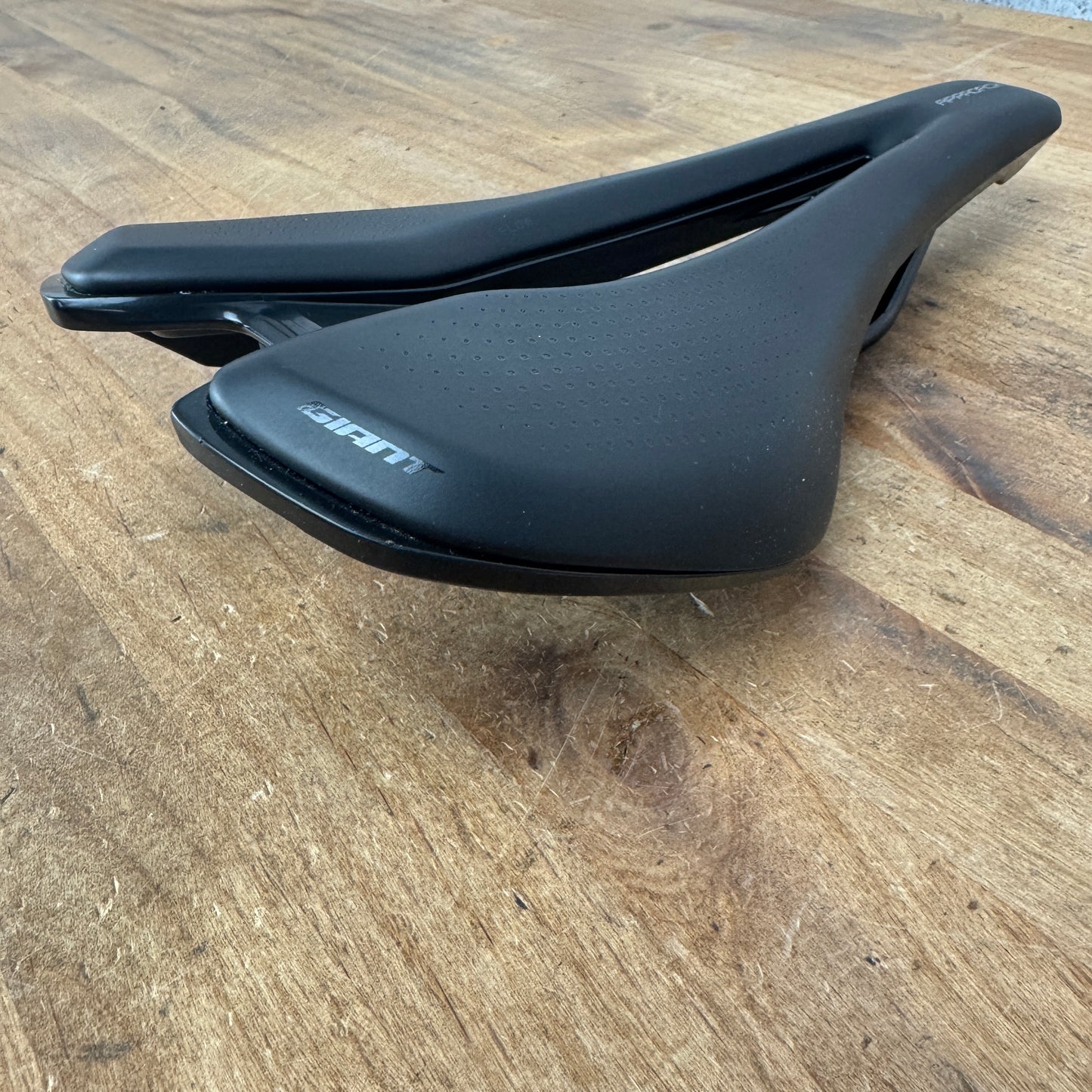 Giant Approach 145mm 7x7mm Alloy Rails Black Bike Saddle w/Particle Flow 309g