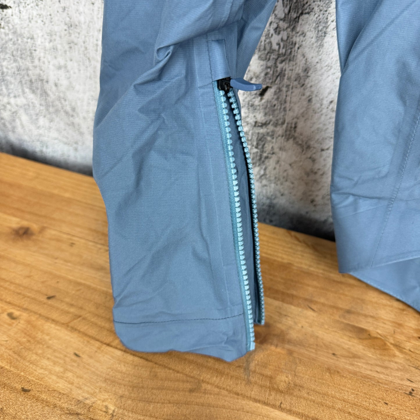 New! Rapha Pro Team Insulated Gore-Tex Rain Medium Blue Cycling Jacket $420 MSRP