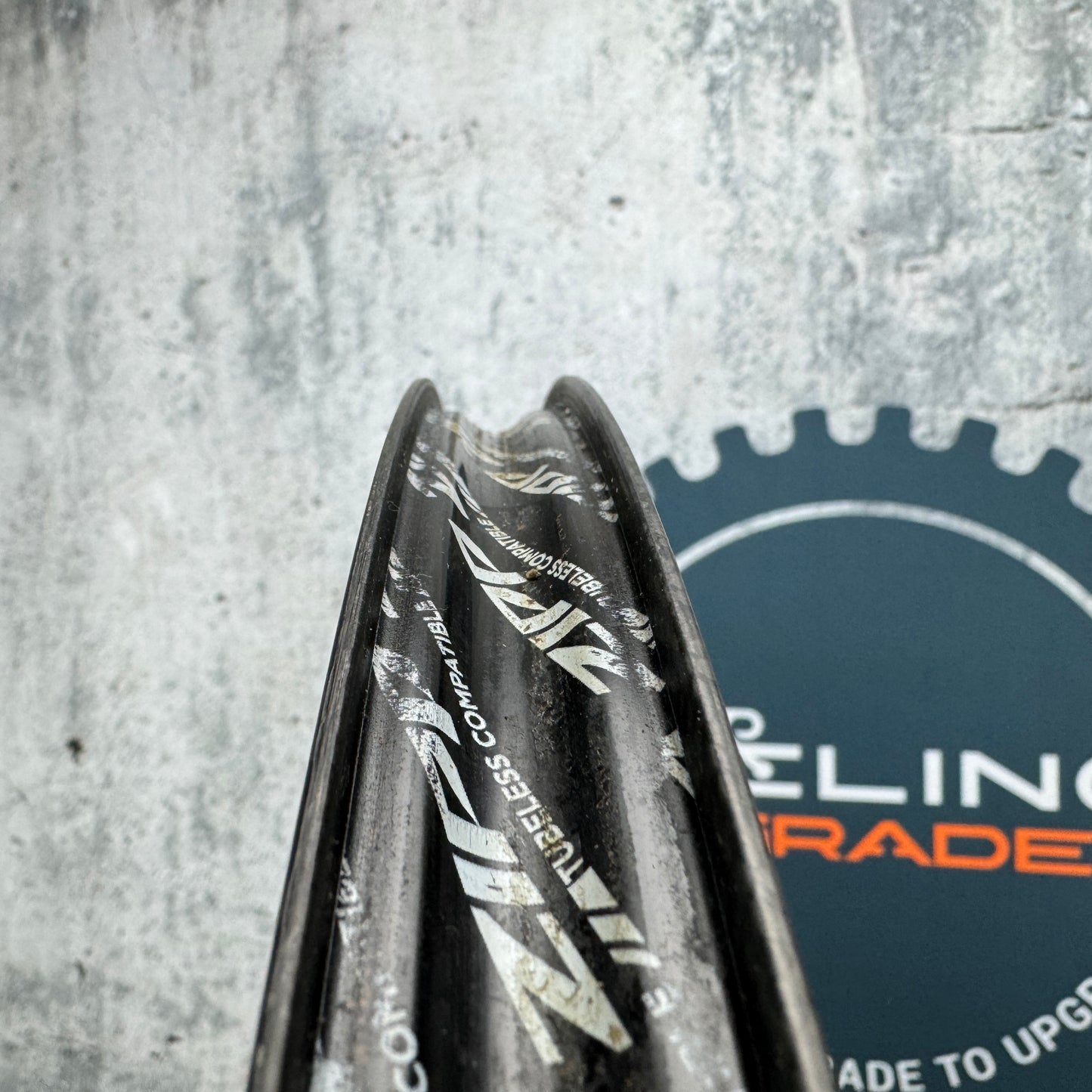 Zipp 303s Carbon Tubeless Hookless Disc Wheelset 700c Cognition Hubs 1545g