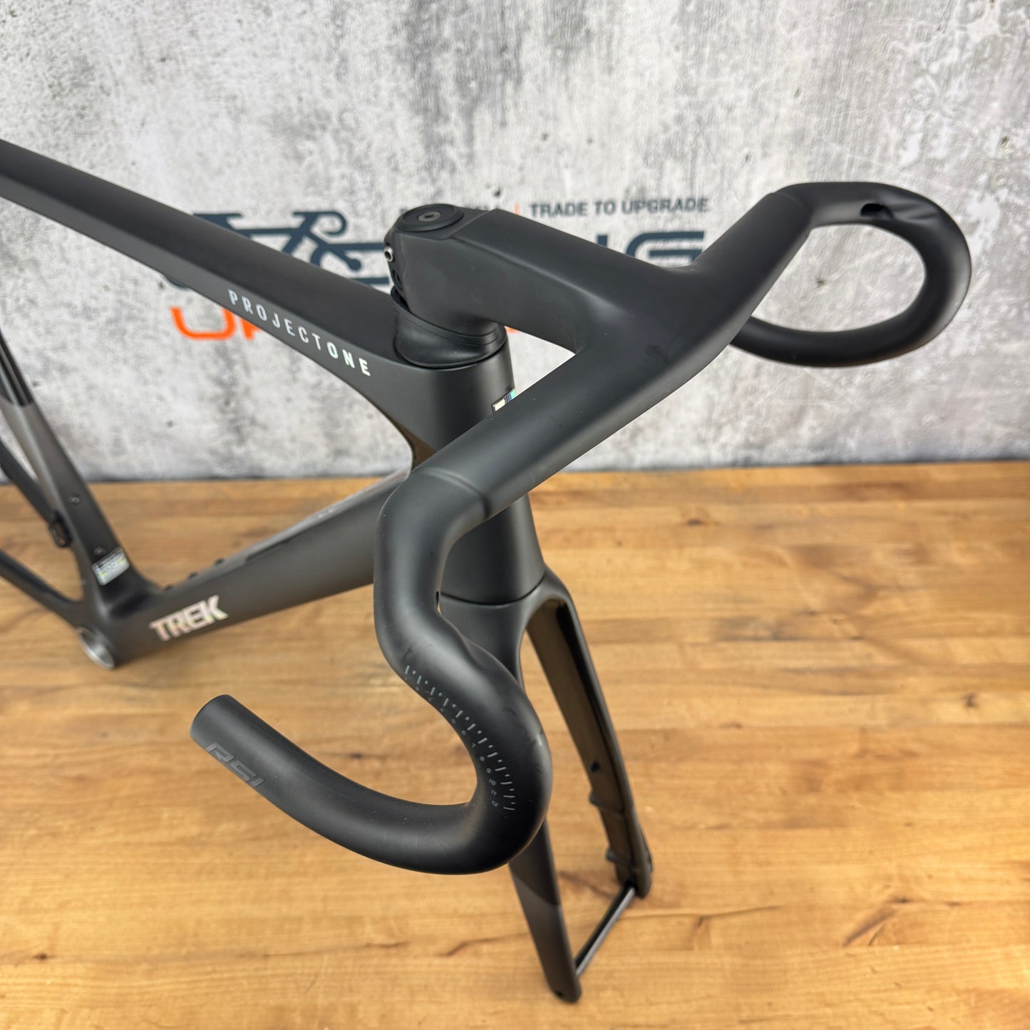 Low Mile! 2025 Trek Madone SLR Gen 8 900 OCLV Large Carbon Disc Frameset 700c