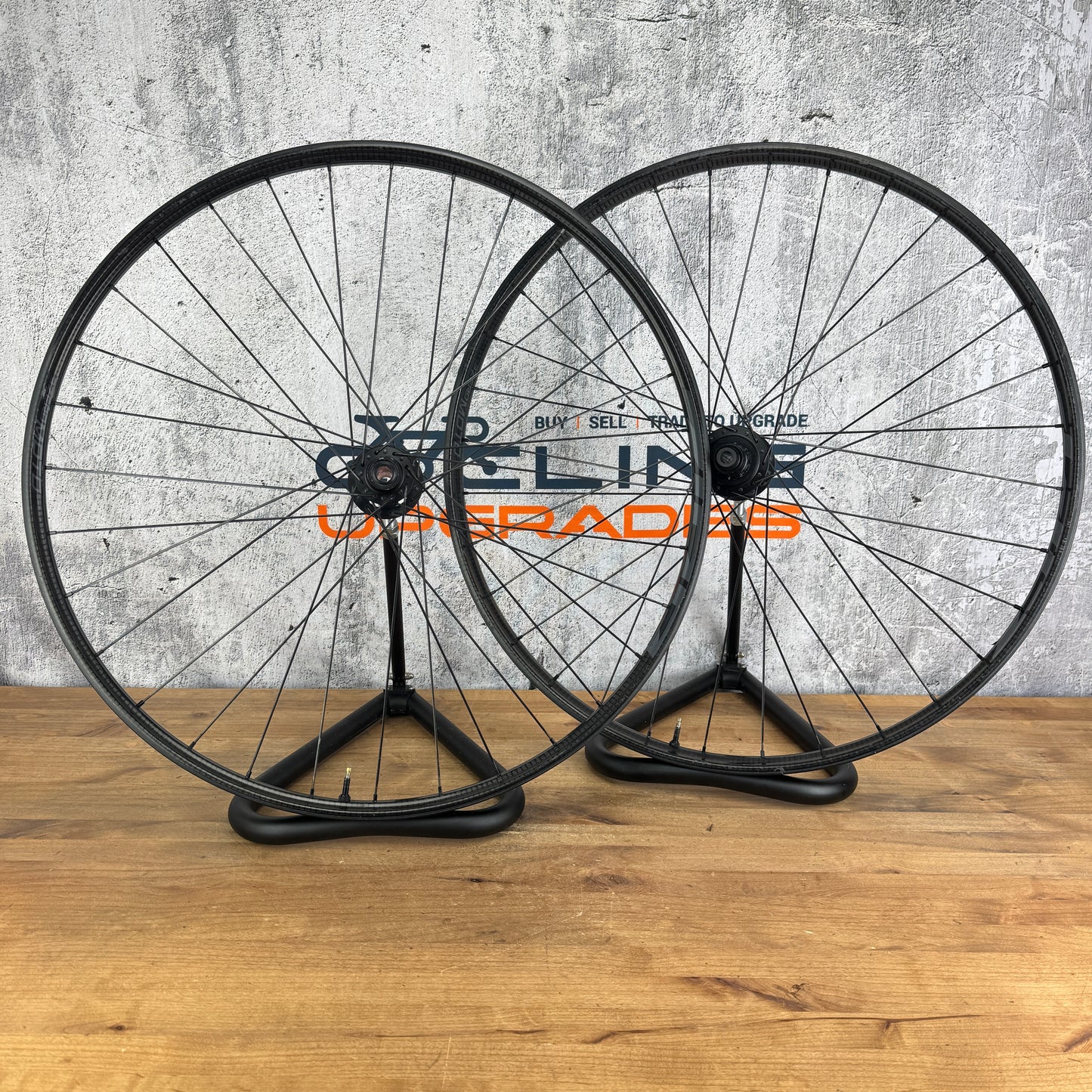Low Mile! Zipp 3Zero Moto Carbon Tubeless Hookless Disc Wheelset 700c 2016g