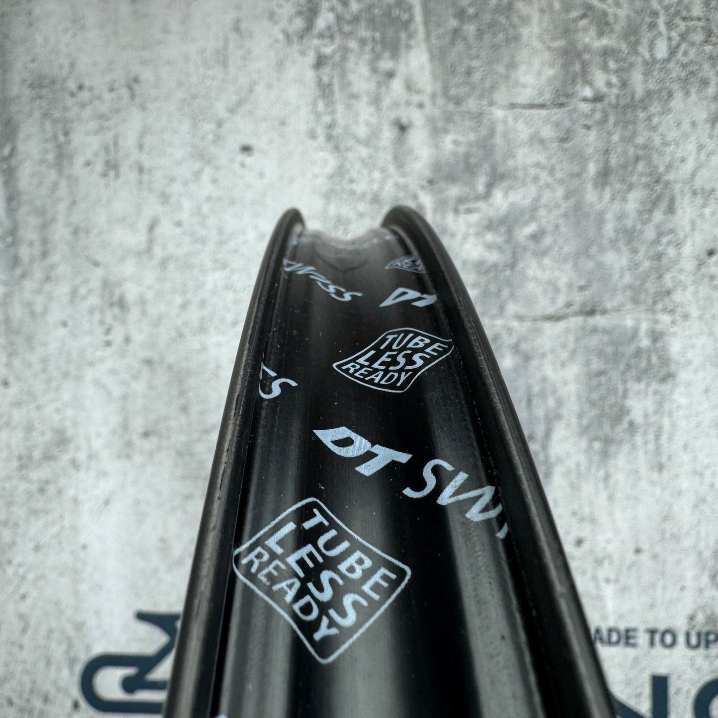 DT Swiss GRC 1100 Carbon Tubeless Hookless Gravel Disc Wheelset 700c 1591g