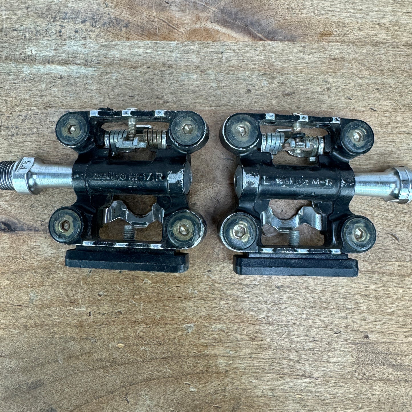 Wellgo M-17 Stainless Steel Spindle Flat/Clipess Bike Pedals 322g