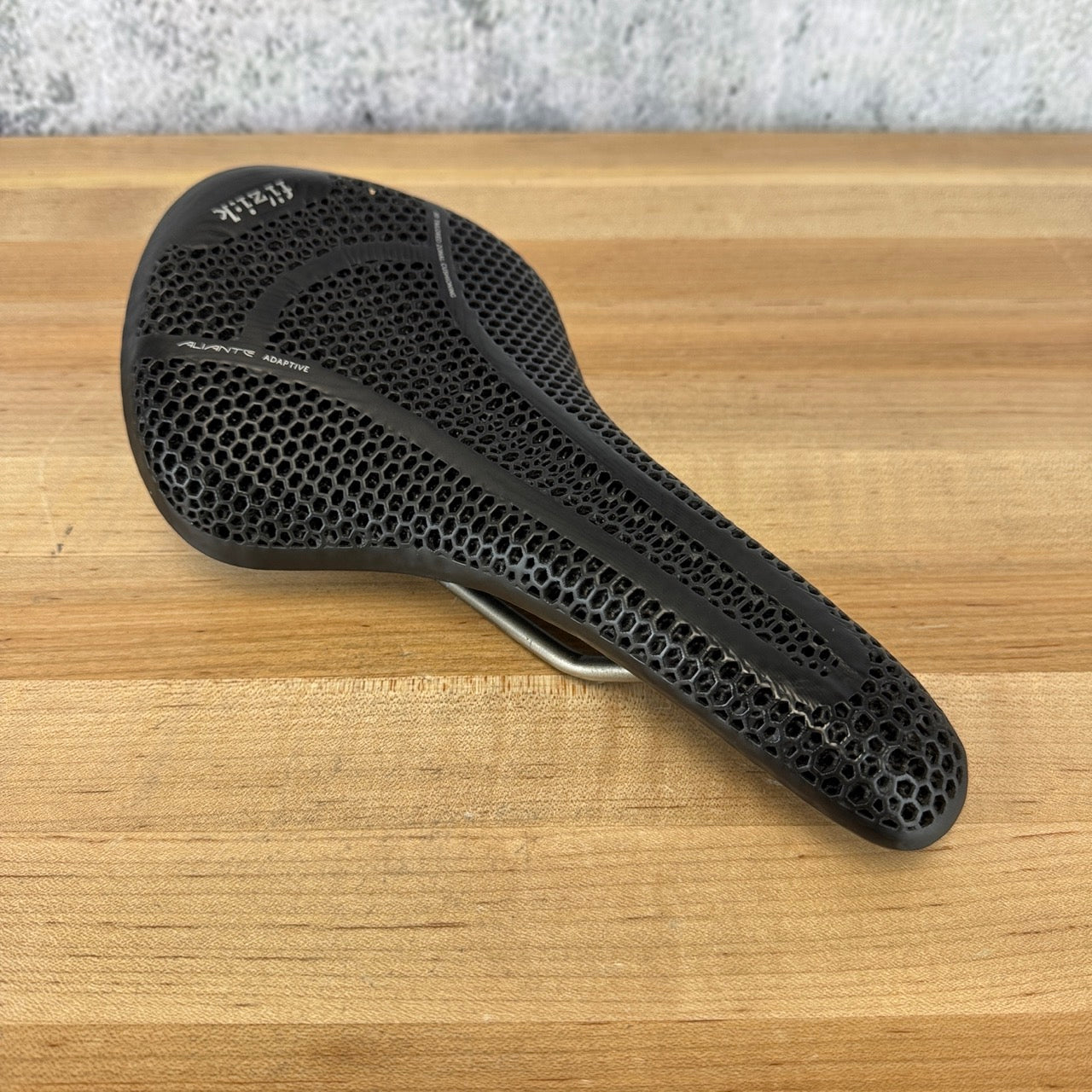 Low Mile! Fizik Aliante R3 Adaptive Kium 7x7mm Rails 145mm Bike Saddle 236g