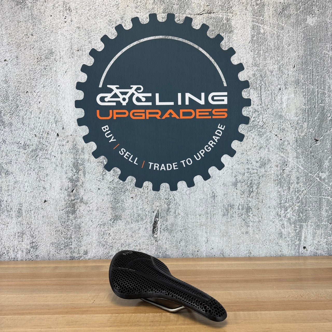 Low Mile! Fizik Aliante R3 Adaptive Kium 7x7mm Rails 145mm Bike Saddle 236g