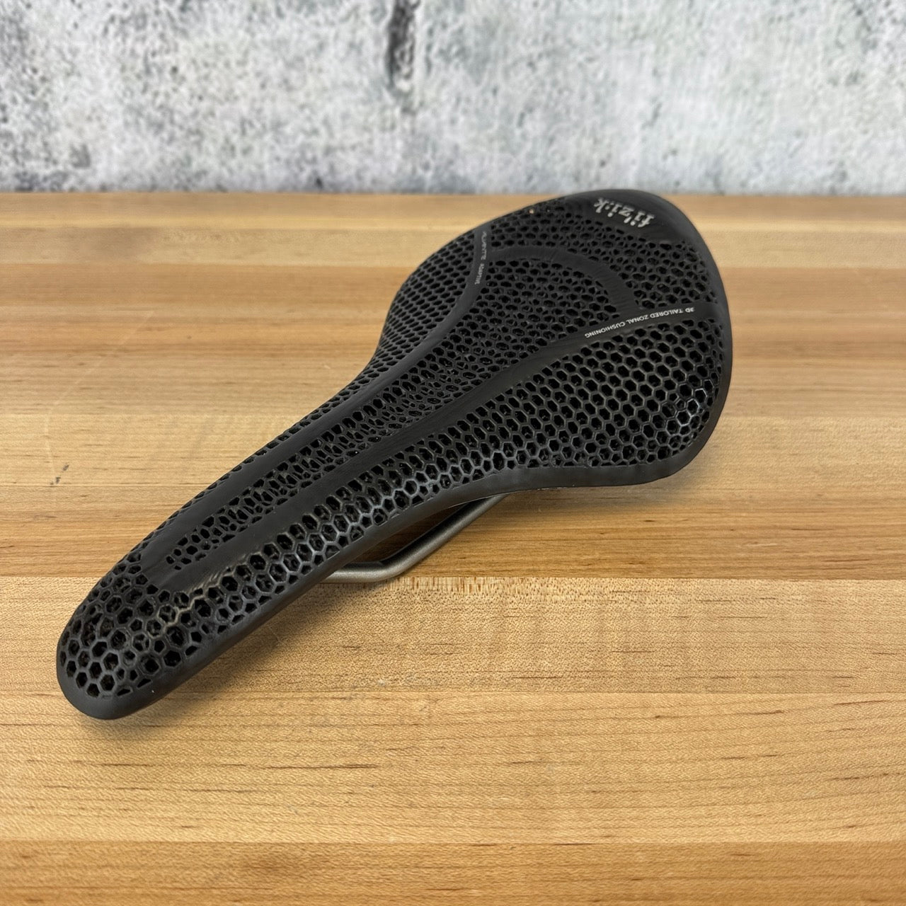 Low Mile! Fizik Aliante R3 Adaptive Kium 7x7mm Rails 145mm Bike Saddle 236g