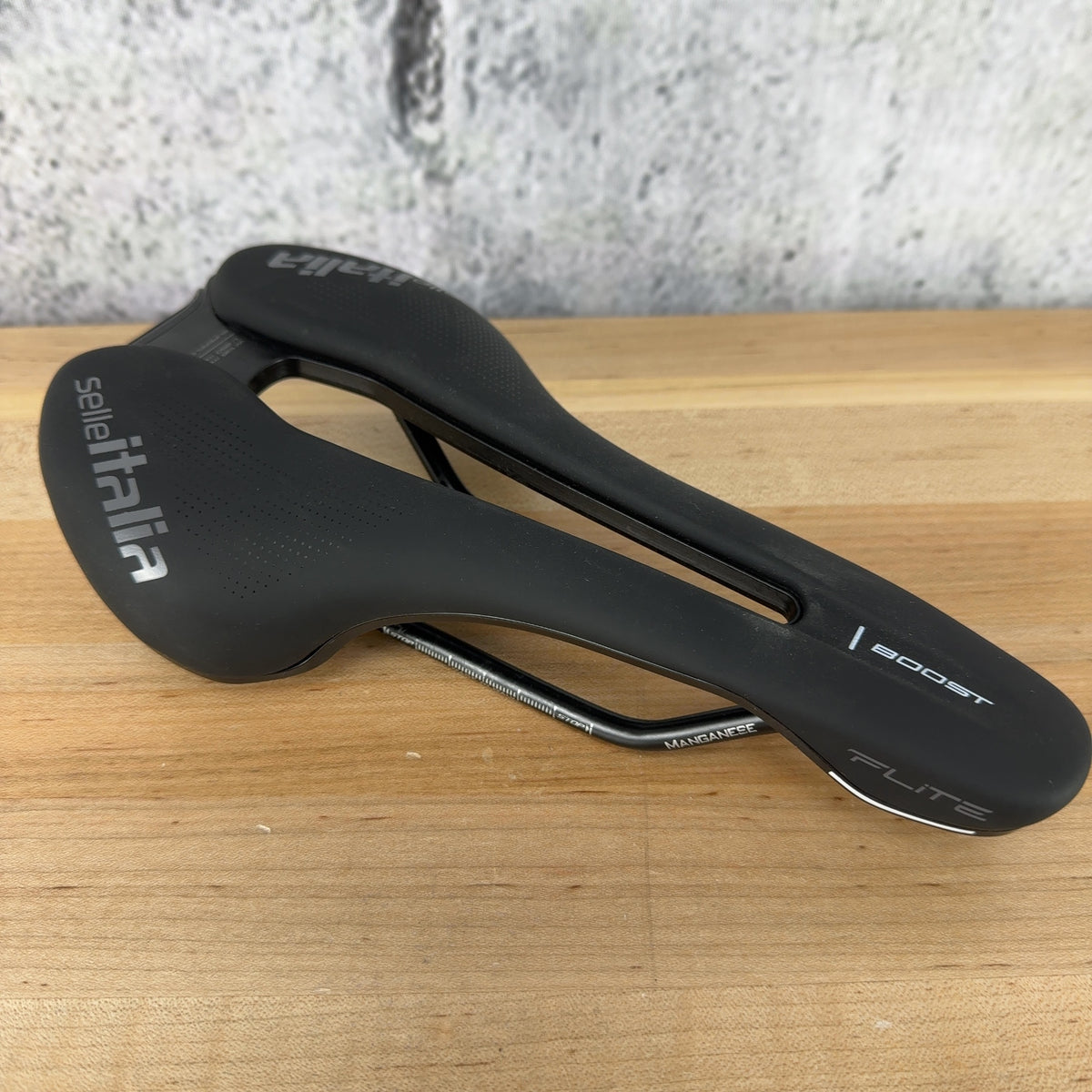 Low Mile! Selle Italia Flite Boost TM Superflow 135mm 7x7 Round Rail Bike Saddle — photo 1 of 8