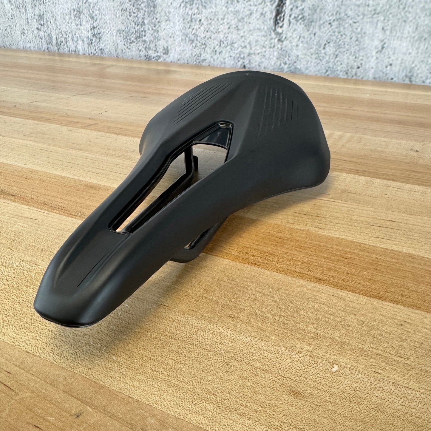 Low Mile! Fizik Argo Vento R1 7x9mm Oval Saddle Rails 150mm Bike Saddle 195g