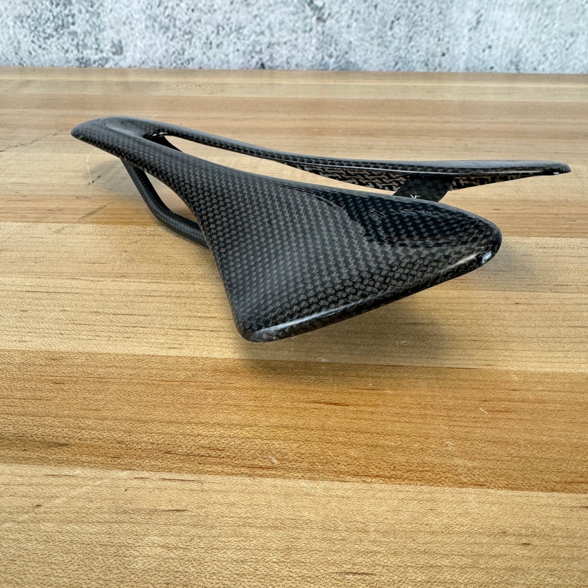 Light Use! Berk Lupina Short Full Carbon Glossy 144mm 7x9mm Bike Saddle 72g