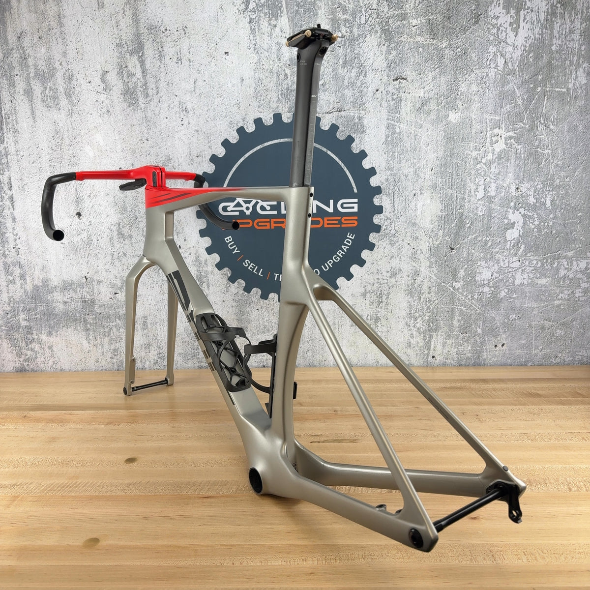 Mint! 2026 BMC Teammachine R 01 54cm Carbon Arctic Silver / Neon Red Frameset — photo 4 of 14