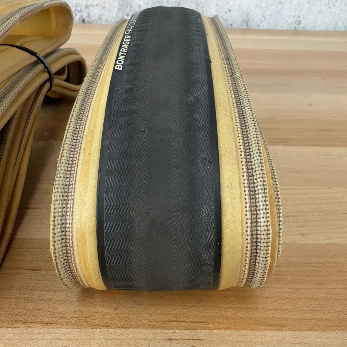 Light Use! Pair Bontrager R4 Classics Hard-Case Lite Tan 700c x 28mm Road Tires