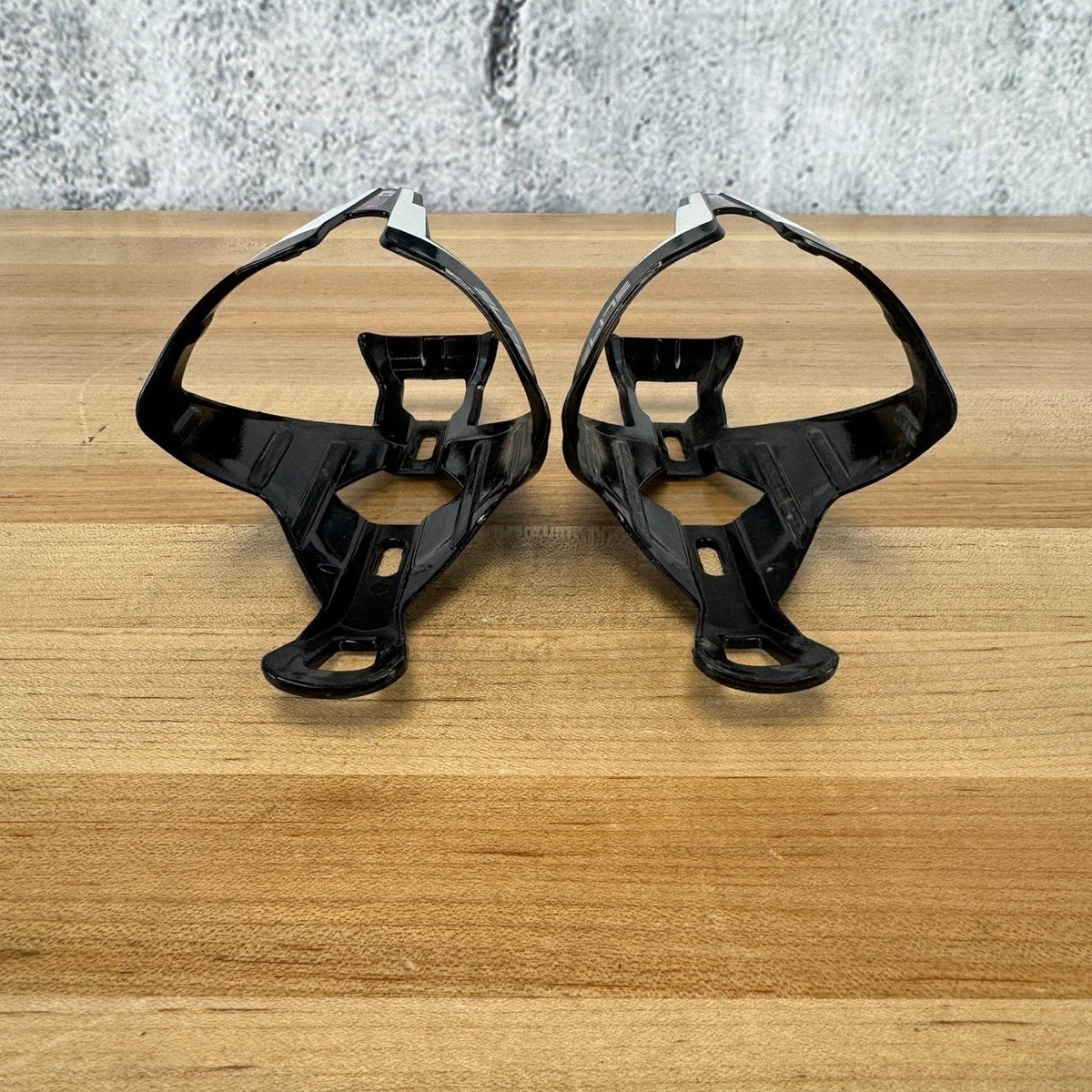 Low Mile! Elite Vico Carbon Black/White Water Bottle Cages — photo 4 of 7