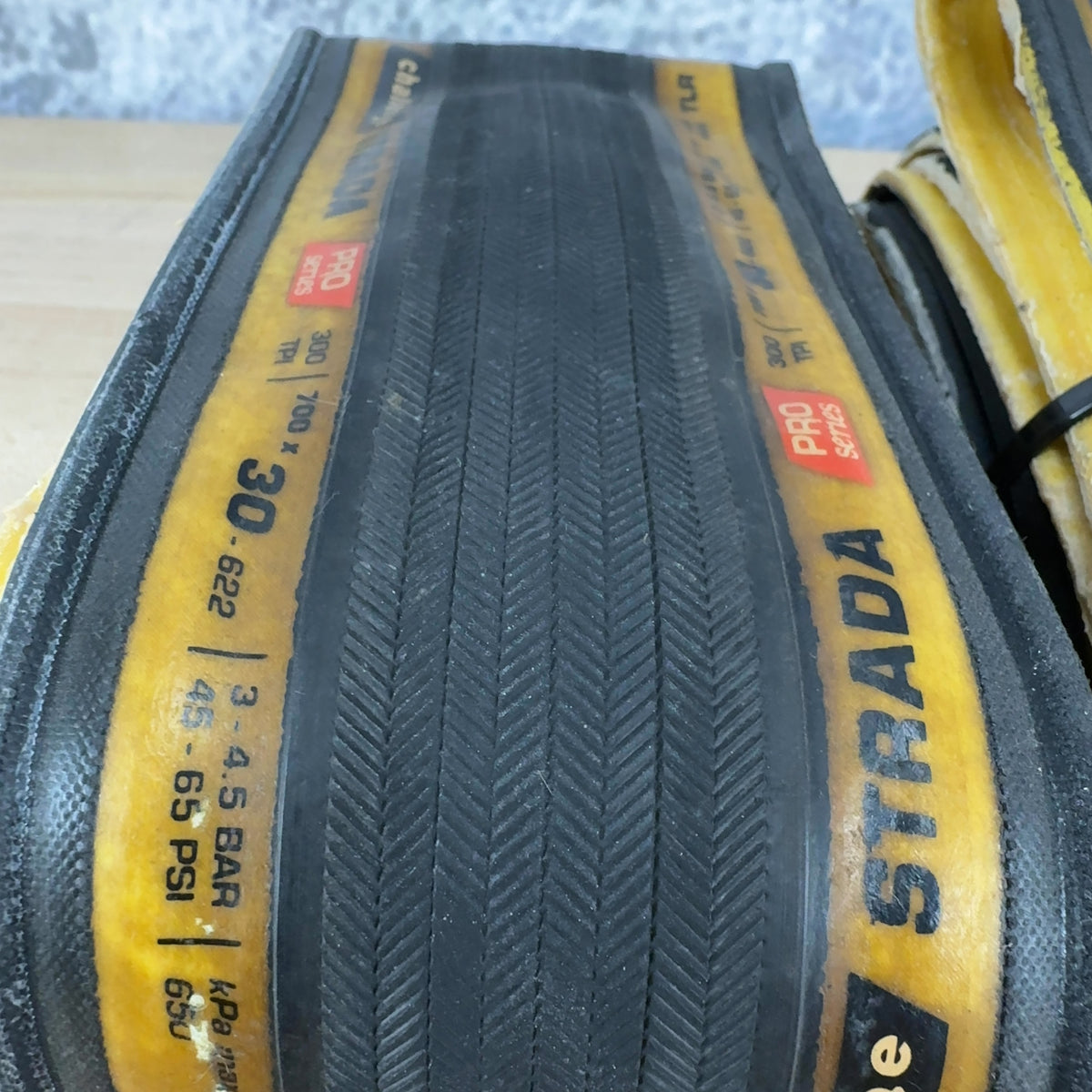 Low Mile! Pair Challenge Strada Pro 700c x 30mm Tubeless Tanwall Tires 642g — photo 3 of 5
