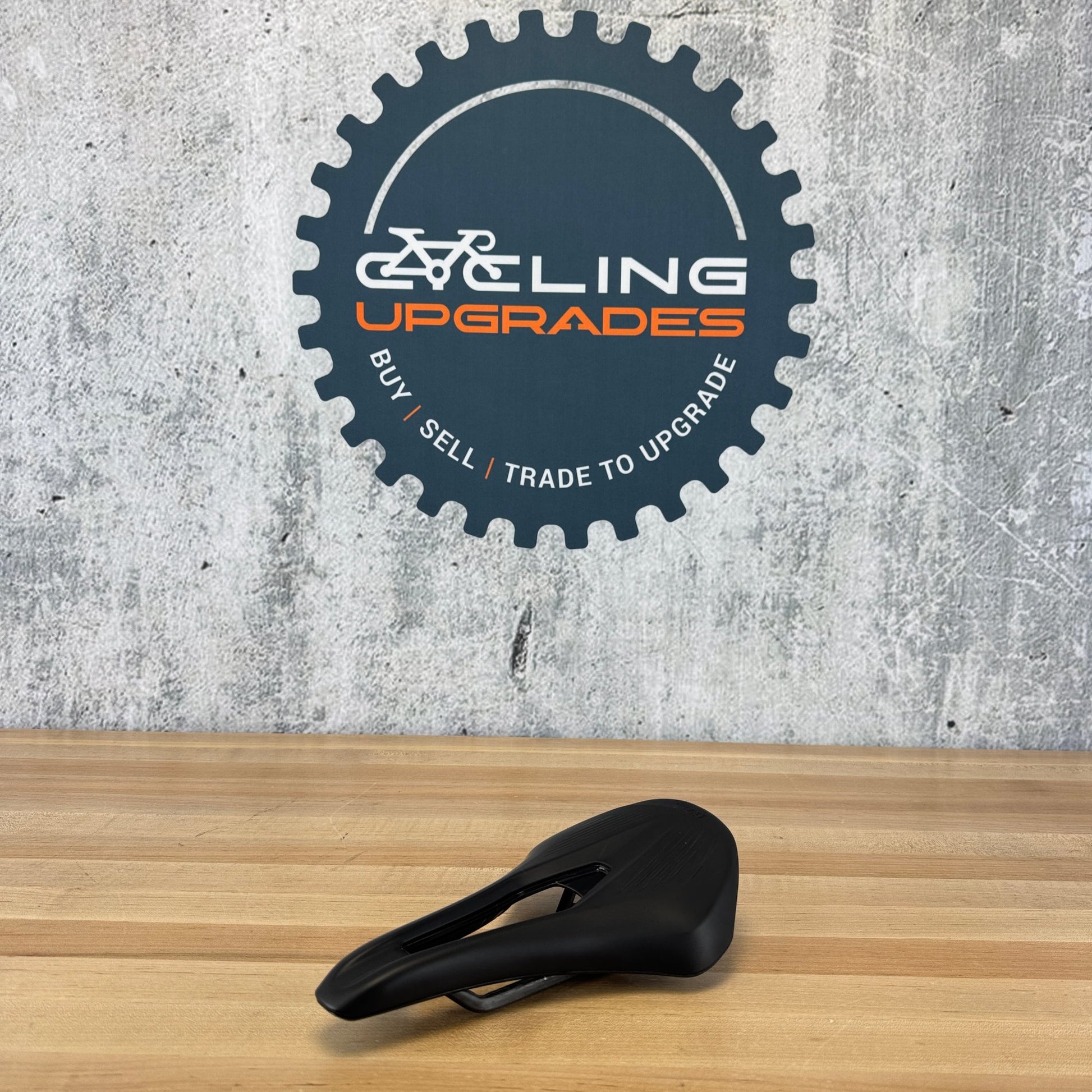 Low Mile! Fizik Argo Vento R1 7x9mm Oval Saddle Rails 150mm Bike Saddle 195g