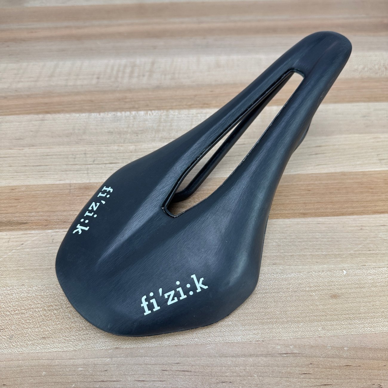 Fizik Vento Argo 00 7x9mm Carbon Rails 140mm Bike Saddle 152g