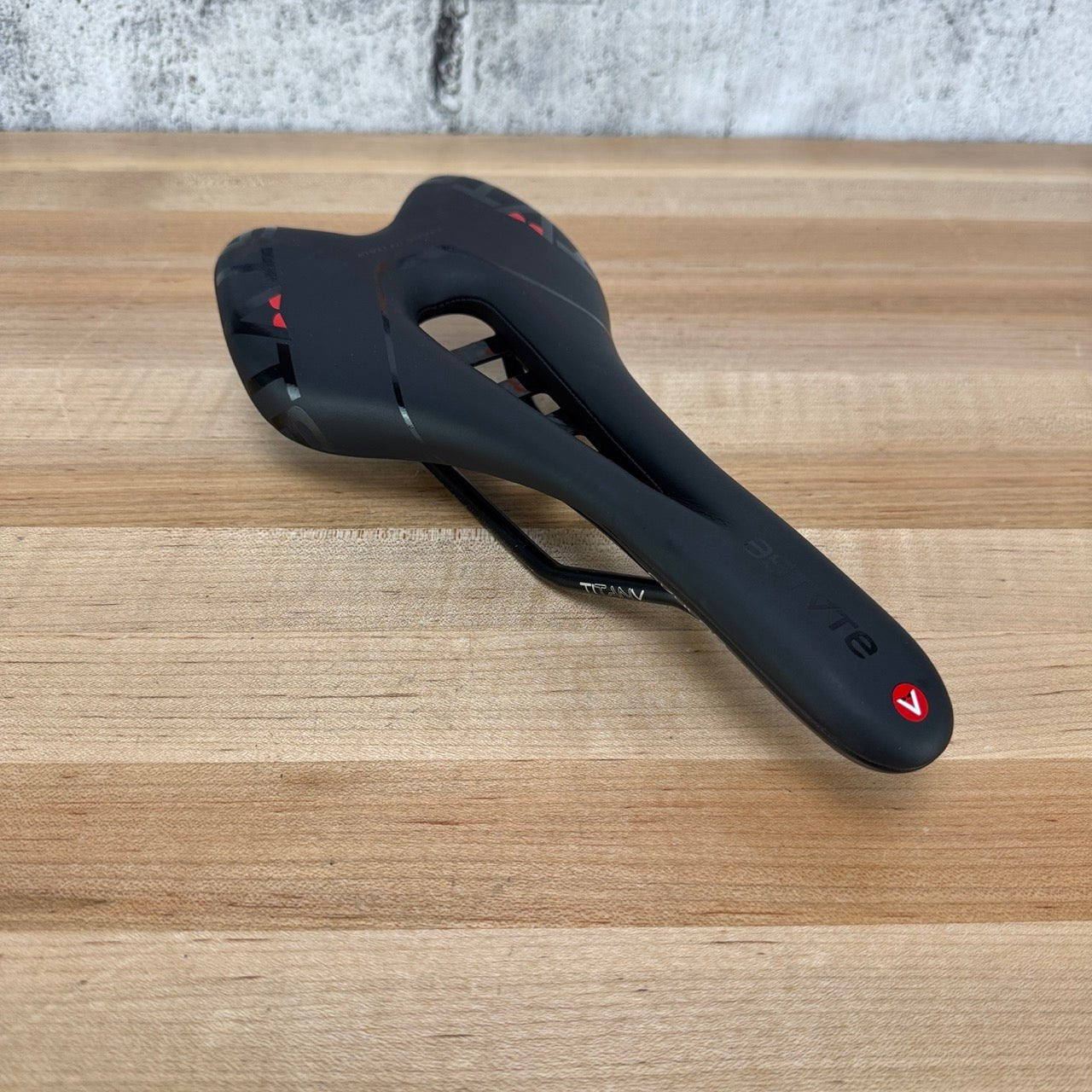 Light Wear Astute SkyLab 135mm TitanV 7x7mm Titanium Rails Bike Saddle
