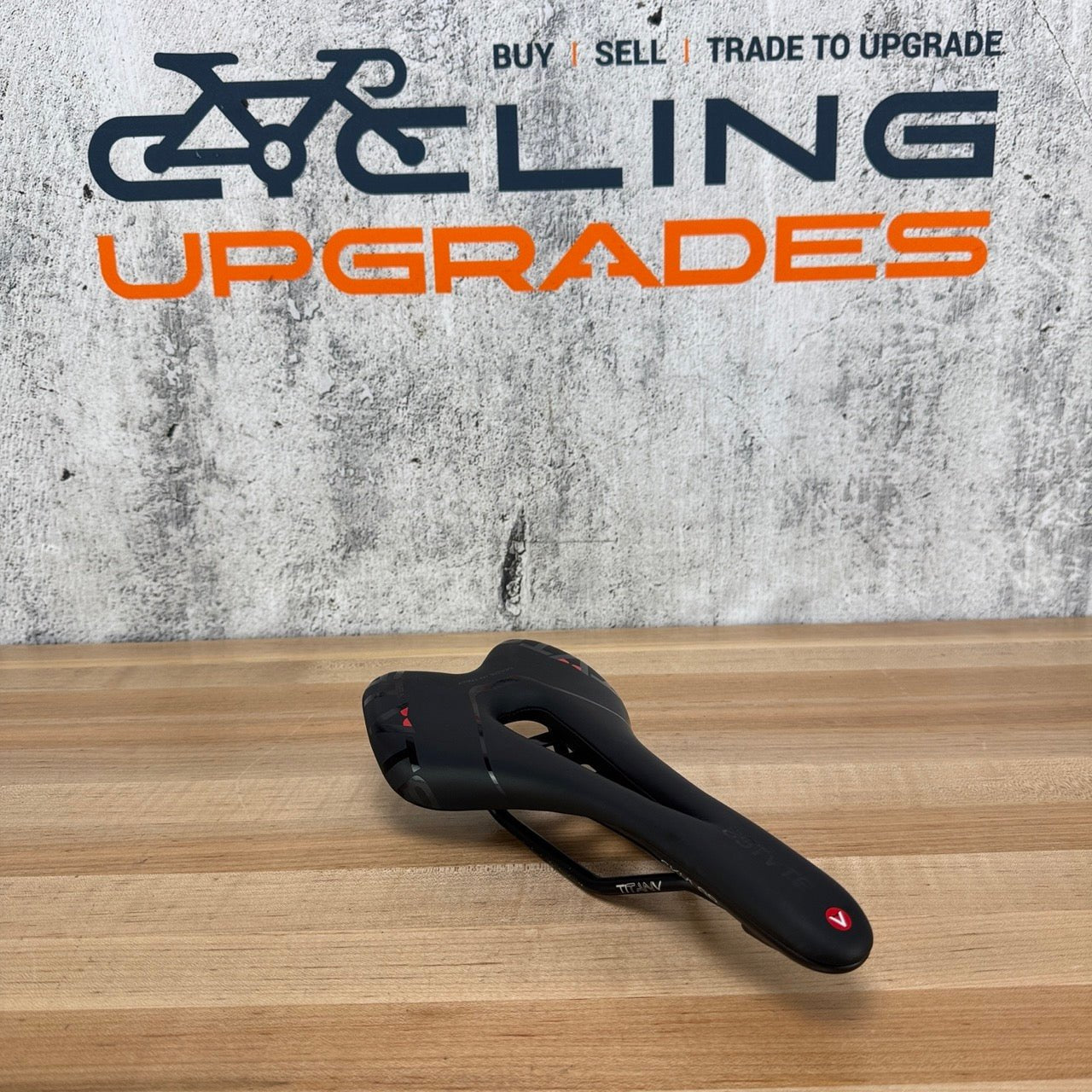 Light Wear Astute SkyLab 135mm TitanV 7x7mm Titanium Rails Bike Saddle