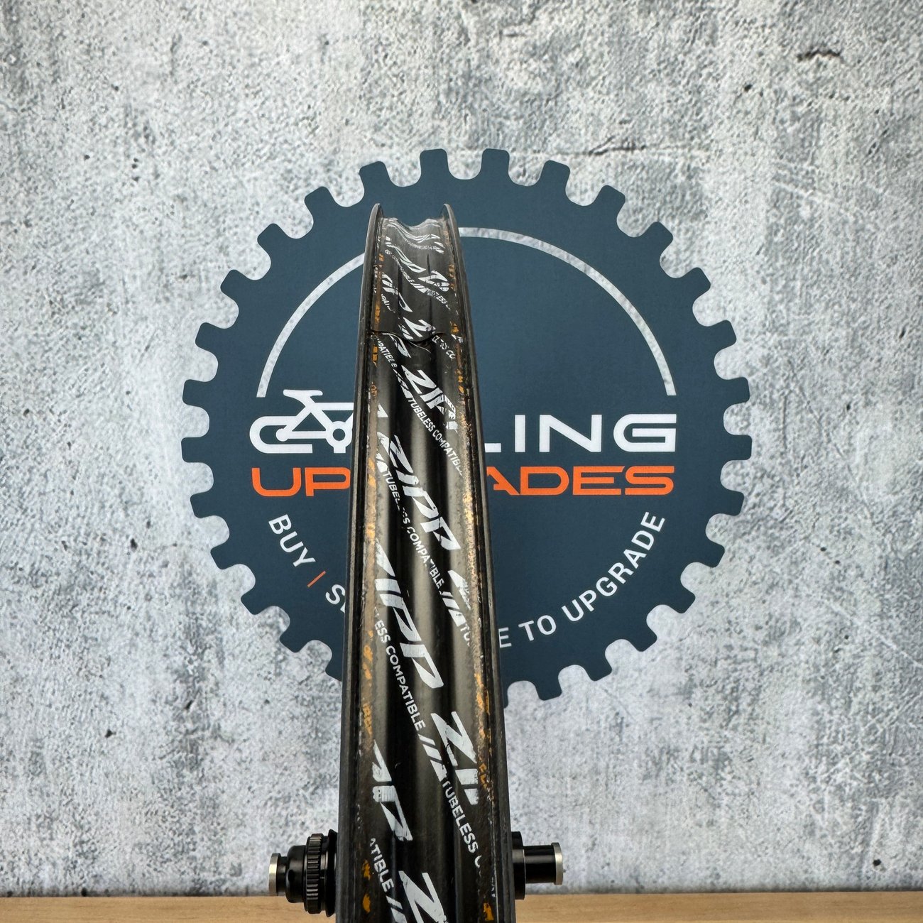 Low Mile! Zipp 303 Firecrest Carbon Hookless Tubeless Chris King R45D Wheelset