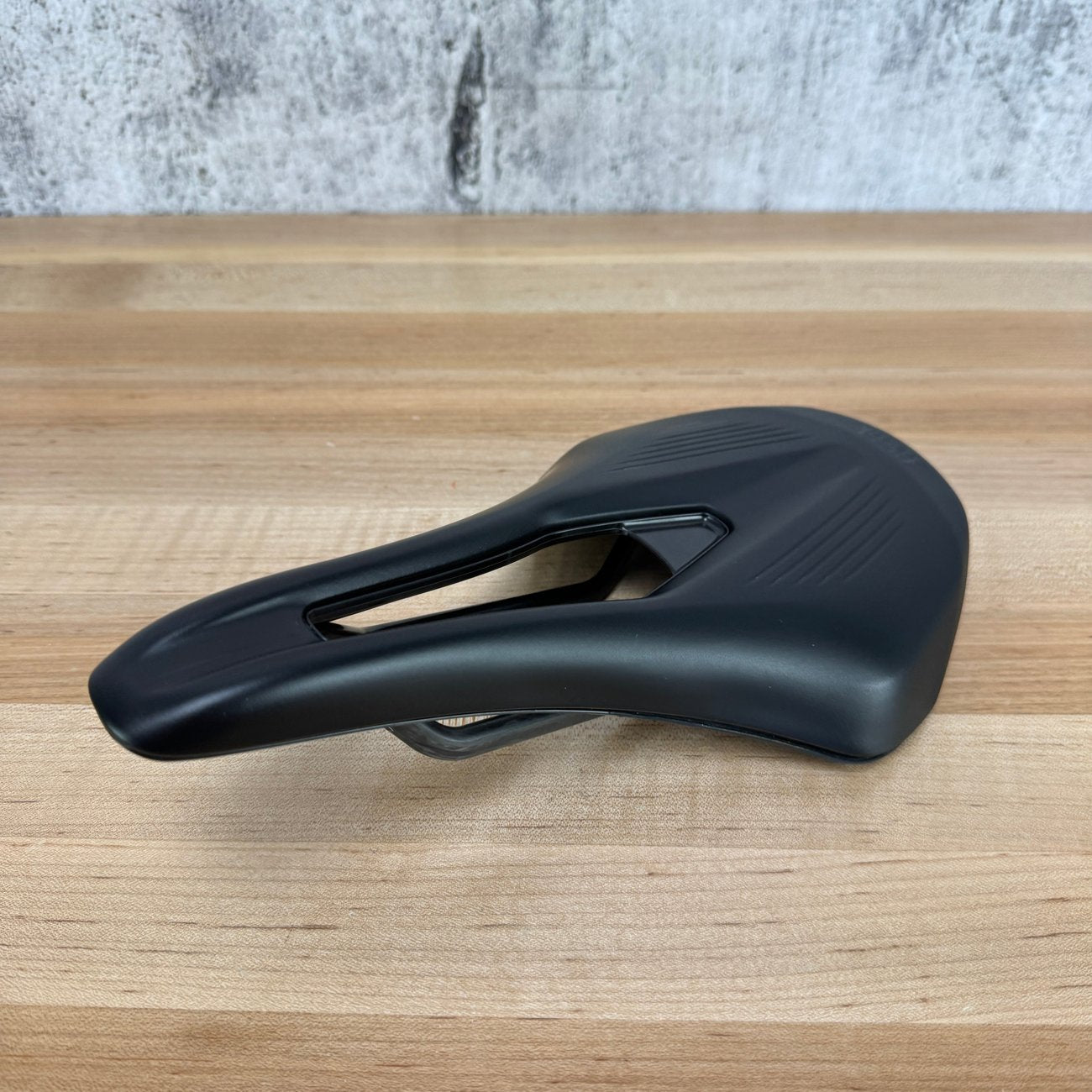 Low Mile! Fizik Vento Argo R1 150mm 7x9mm Carbon Rails Bike Saddle 192g