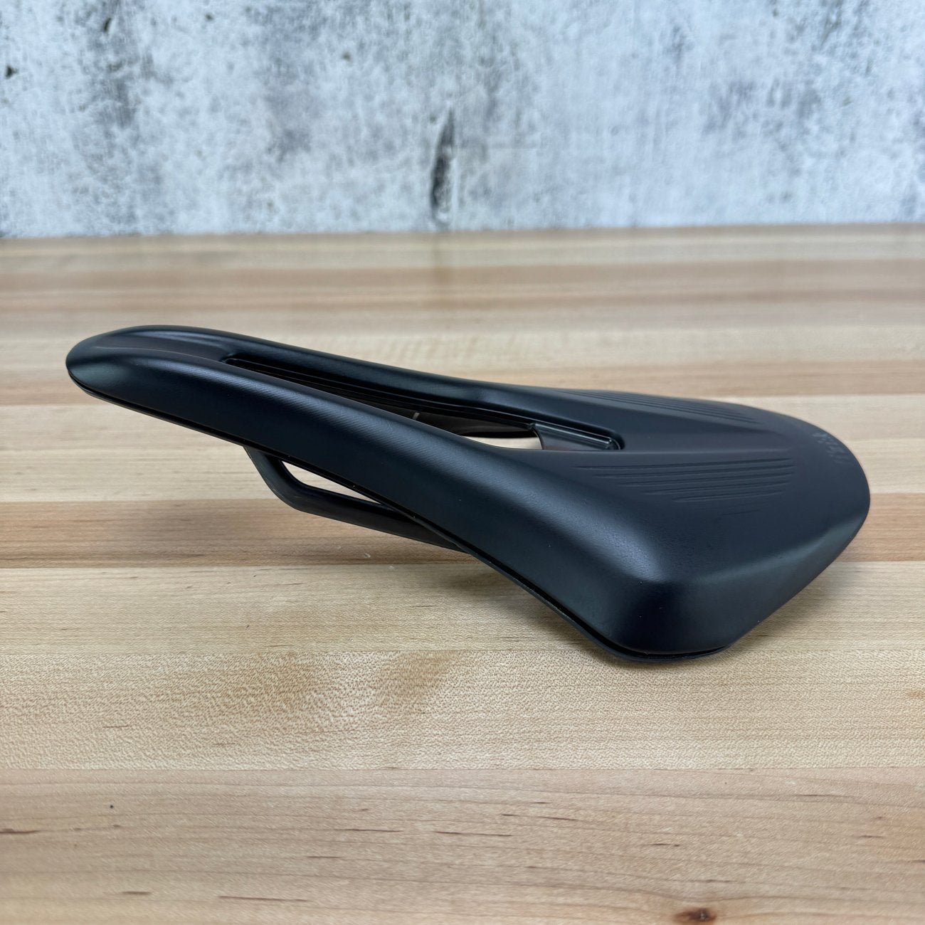 Low Mile! Fizik Vento Argo R1 150mm 7x9mm Carbon Rails Bike Saddle 192g