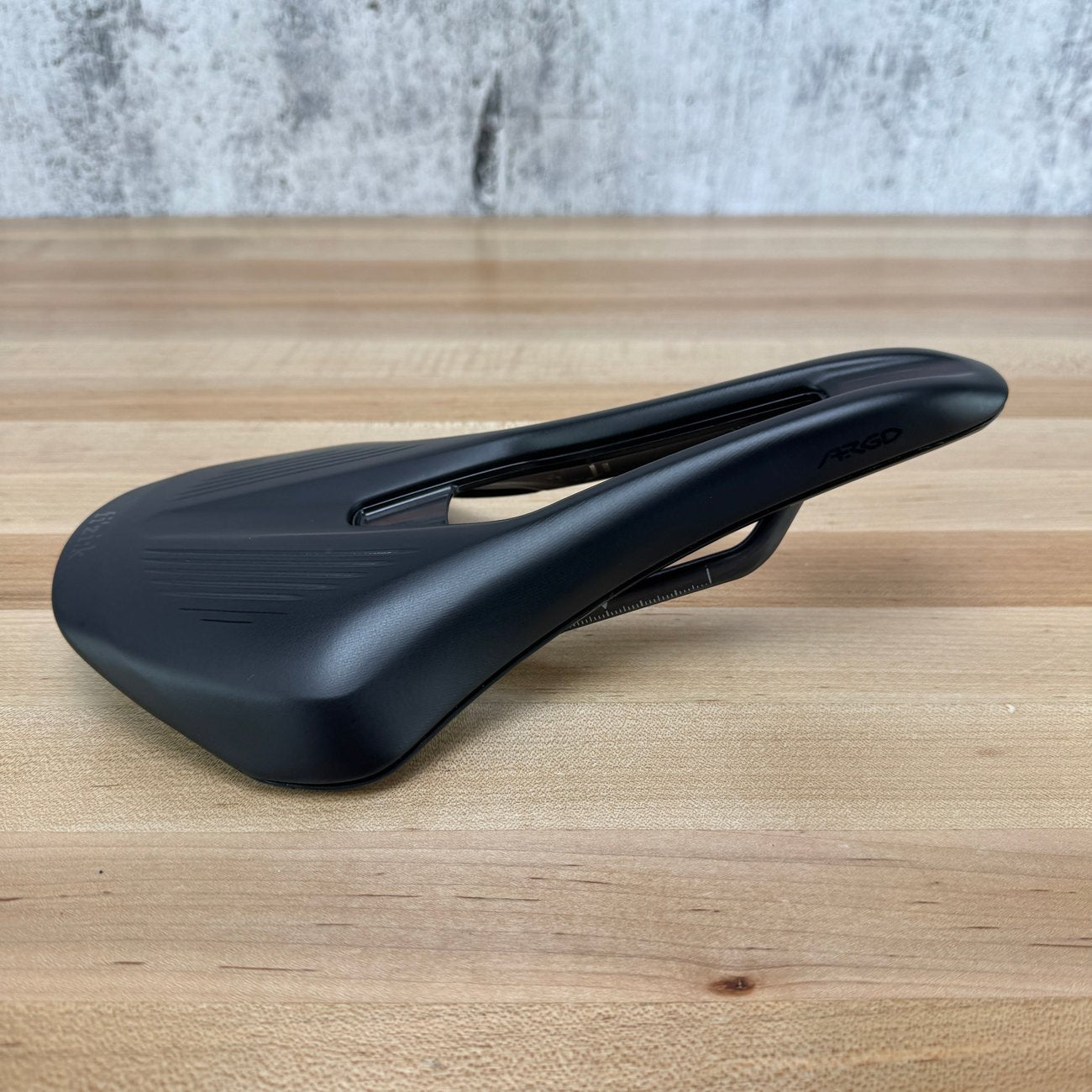Low Mile! Fizik Vento Argo R1 150mm 7x9mm Carbon Rails Bike Saddle 192g