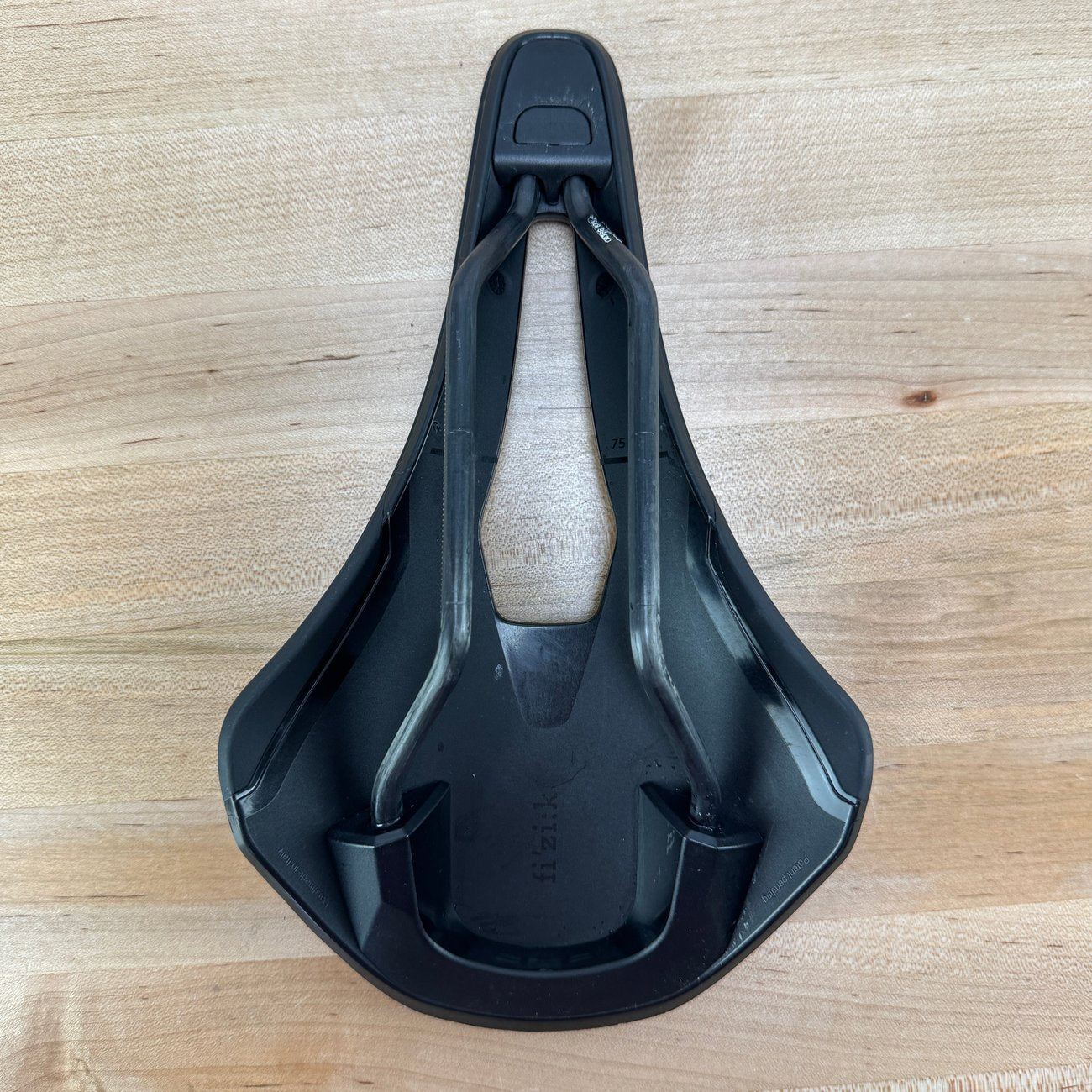 Low Mile! Fizik Vento Argo R1 150mm 7x9mm Carbon Rails Bike Saddle 192g