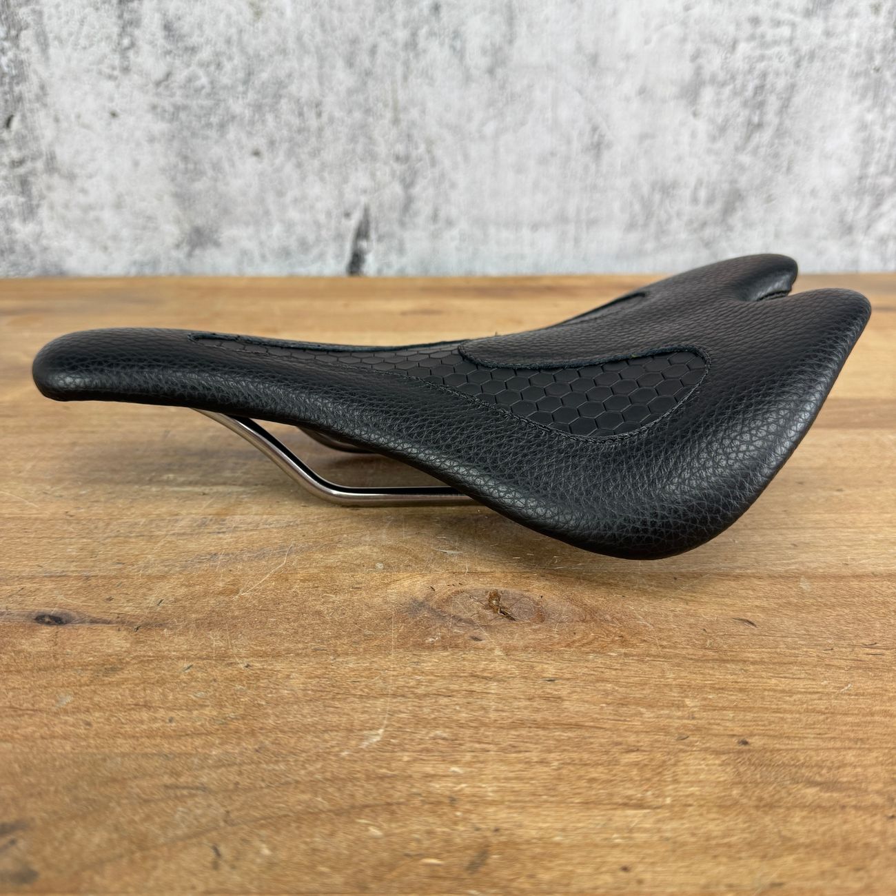 New! Infinity Elite E1X Black Leather 7x7mm Stainless Rails Comfort Bike Saddle