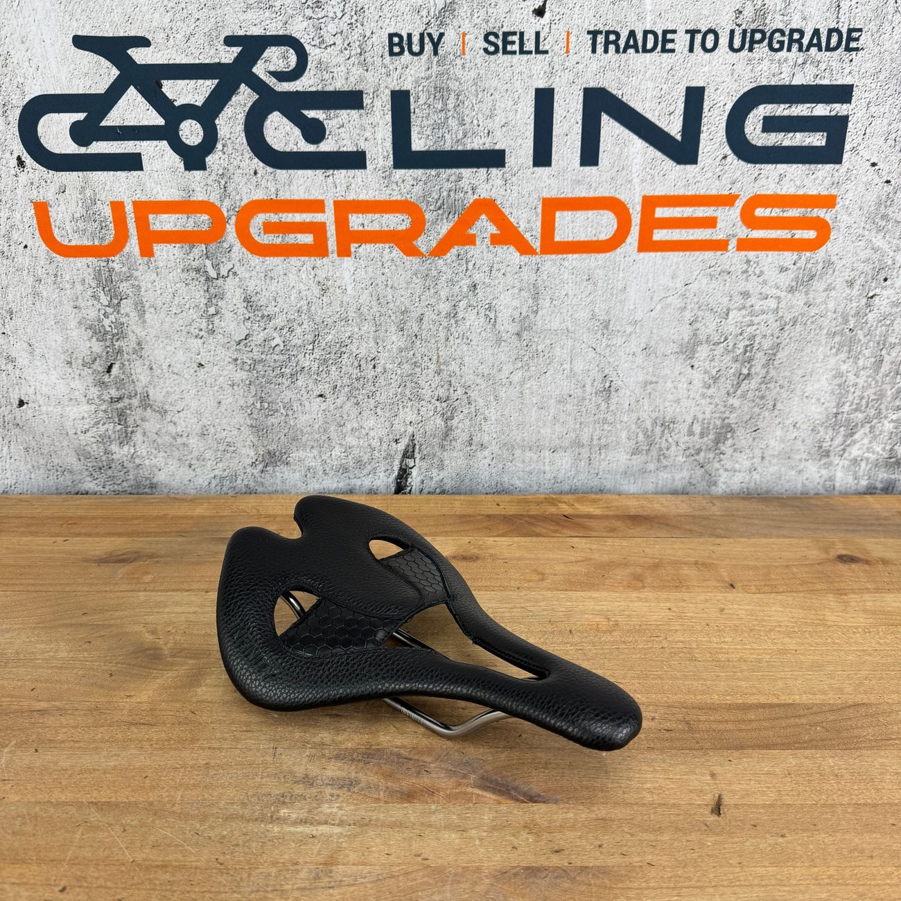 New! Infinity Elite E2X Black Leather 7x7mm Stainless Rails Comfort Bike Saddle