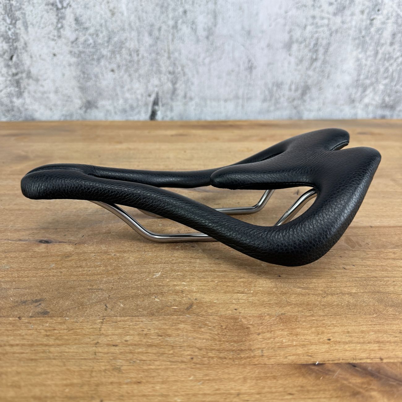 New! Infinity Elite E3 Black Leather 7x7mm Stainless Rails Comfort Bike Saddle