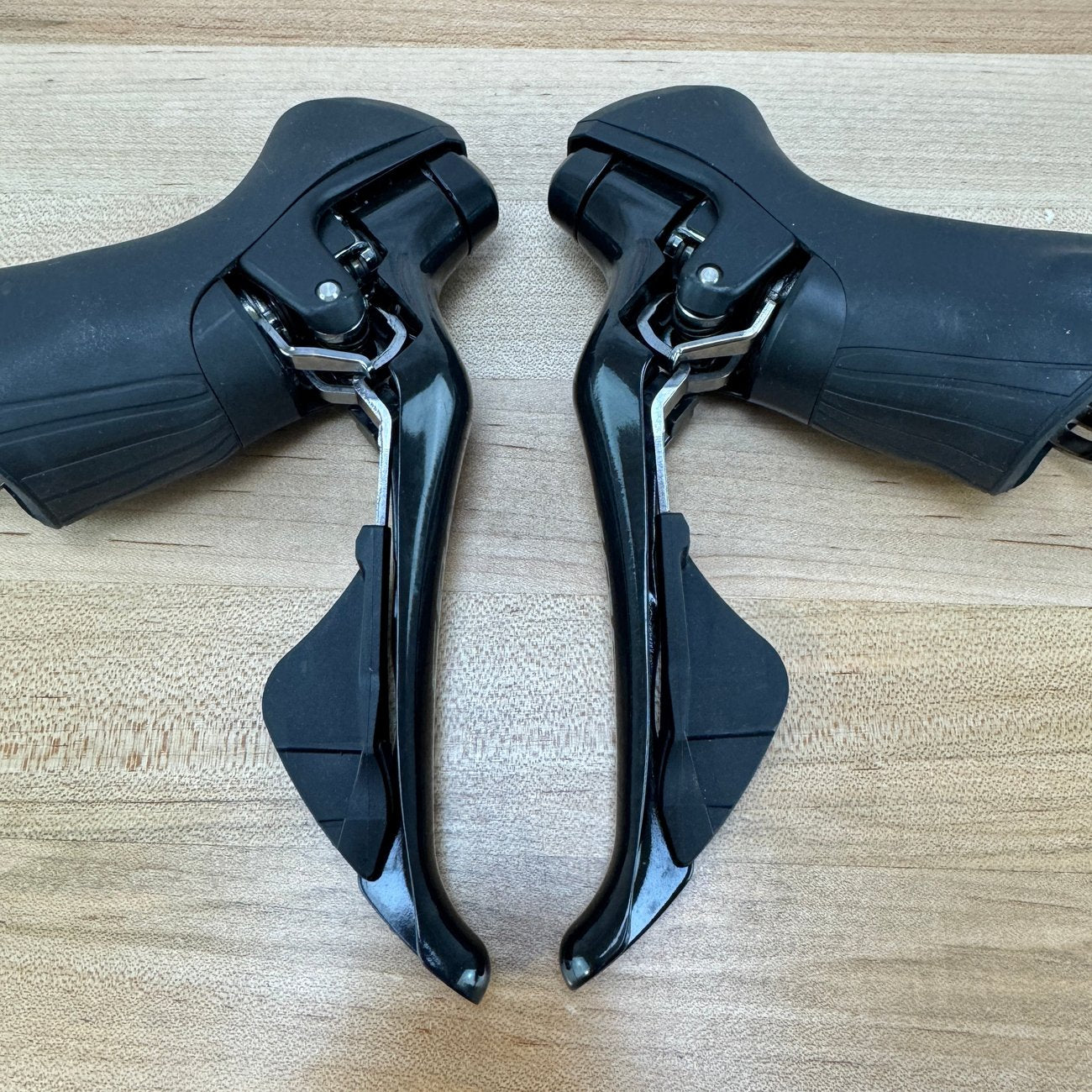 Shimano 105 ST-R7020 Mechanical 11-Speed Rim Brake Road Bike Shifters 482g