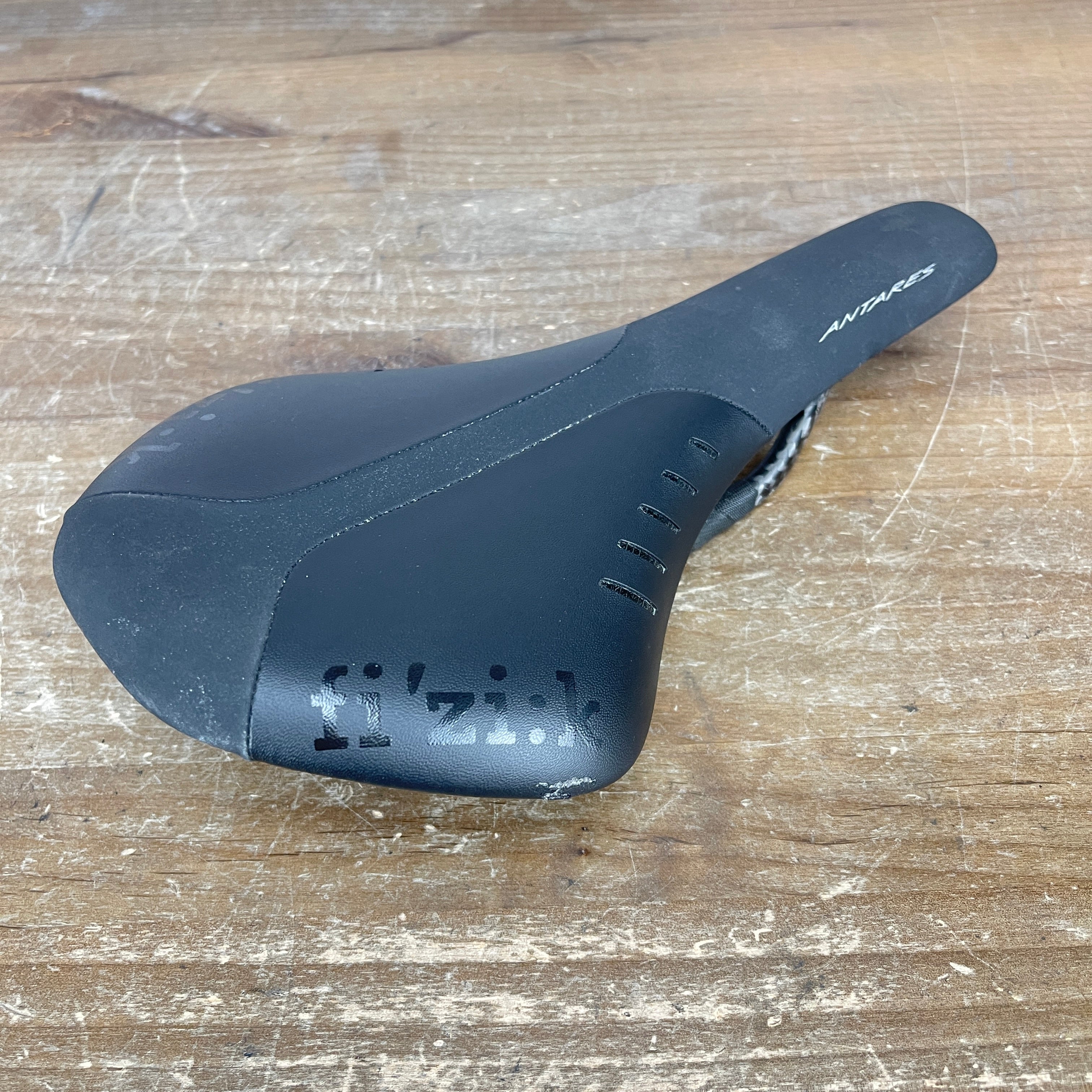 Fizik Antares R1 Carbon 7x10mm Carbon Braided Rails 141mm Saddle 158g –  CyclingUpgrades.com